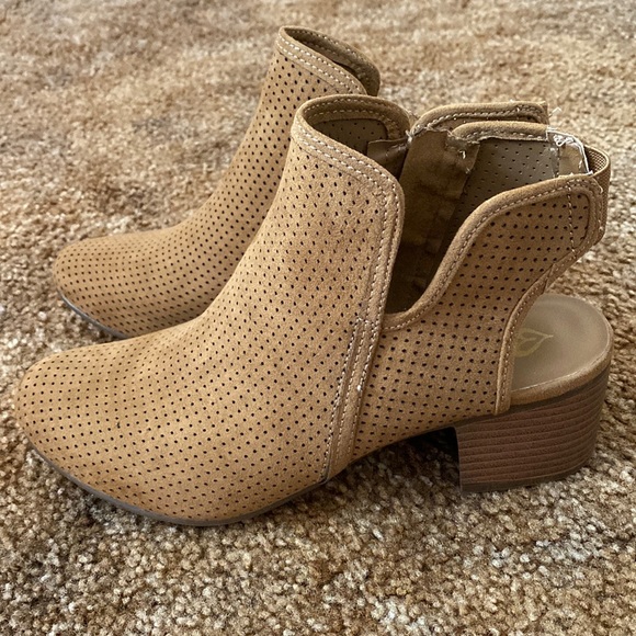 Justice Boots - Picture 1 of 4